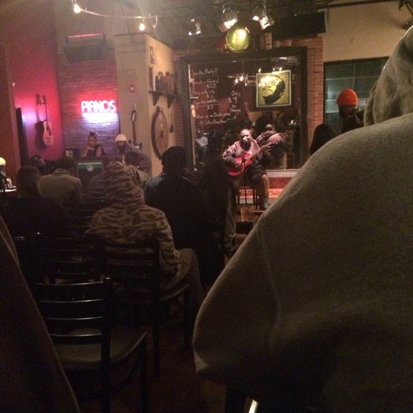 10/21/2013에 Dre B.님이 Jolly&#39;s American Beer Bar and Dueling Pianos에서 찍은 사진