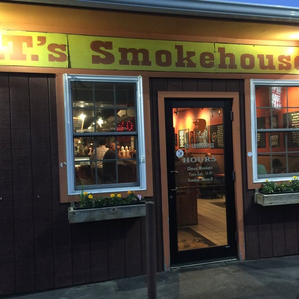 Foto tomada en B.T.&#39;s Smokehouse  por WT S. el 6/20/2021
