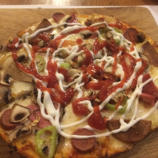 Foto scattata a Trendy Pizza da Pervin Ö. il 12/8/2017