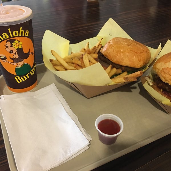 รูปภาพถ่ายที่ Mahaloha Burger โดย T S. เมื่อ 6/13/2017