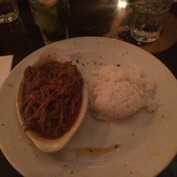 Foto scattata a Mojitos Cuban Restaurant da Carmen M. il 8/10/2014