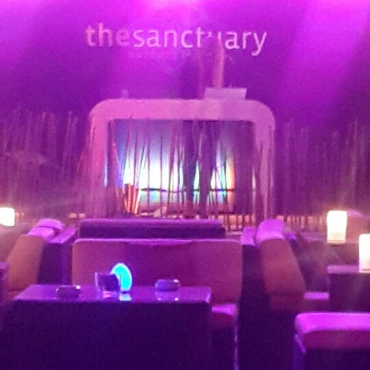 Foto diambil di The Sanctuary Outdoor Lounge oleh Lama H. pada 5/22/2014