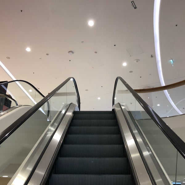 รูปภาพถ่ายที่ Westfield Shopping City Süd โดย Roni M. เมื่อ 11/9/2018