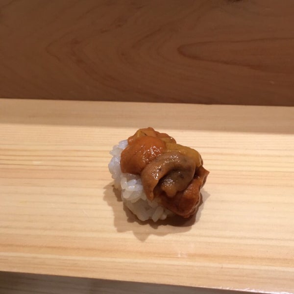 รูปภาพถ่ายที่ Sushi Bar Yasuda โดย Janelle S. เมื่อ 3/18/2016