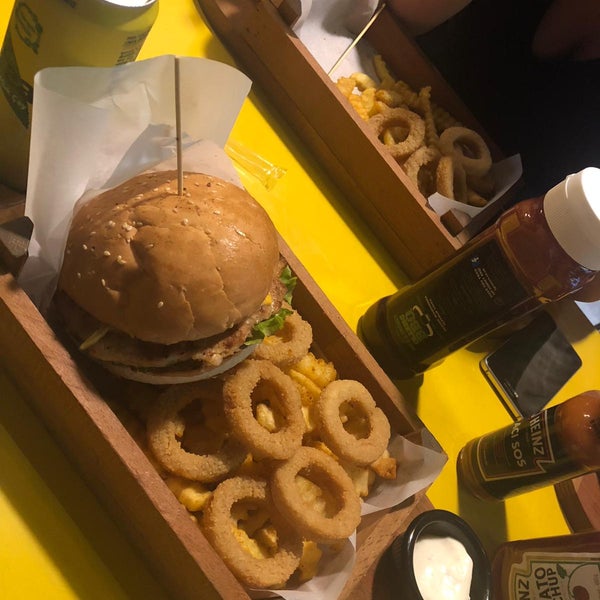 Foto tirada no(a) Caps Burger Pozcu por Gizem G. em 11/6/2018