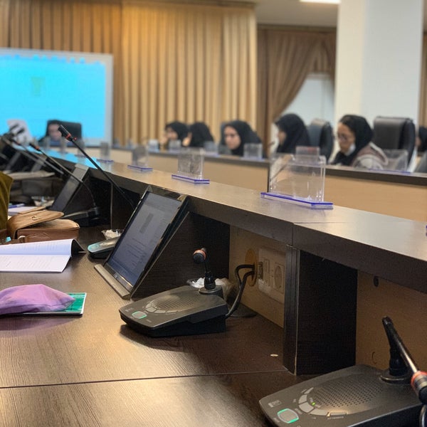 Библиотека и люди в ней. Business colleges australian вертикальные. Студенты в библиотеке. Взрослые учении. Фон для зума библиотека.