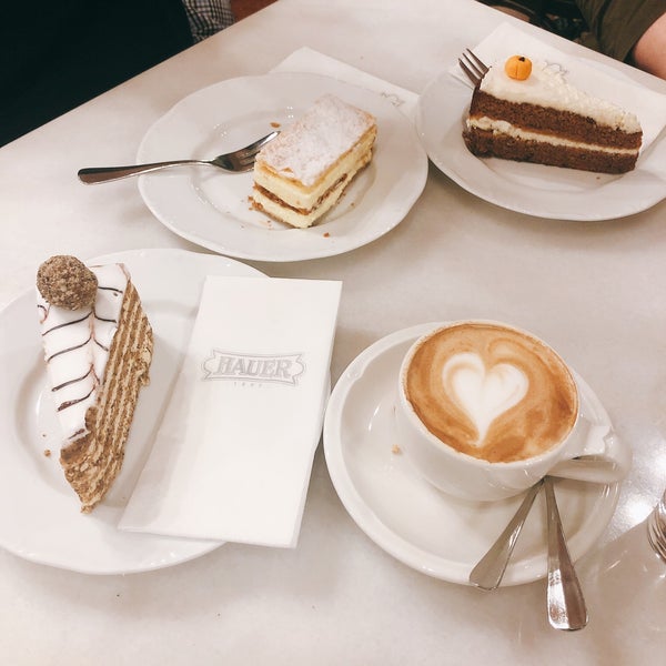 Photo taken at Hauer Confectionery and Café by 𝙻𝚒𝚕𝚒á𝚗𝚊 ✨ on 3/1/2020