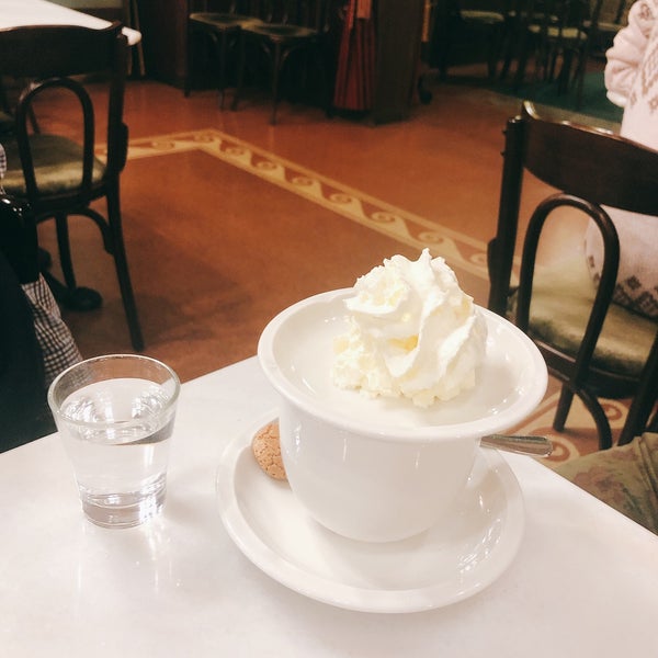 Photo taken at Hauer Confectionery and Café by 𝙻𝚒𝚕𝚒á𝚗𝚊 ✨ on 3/1/2020