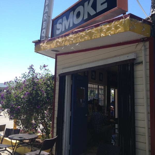 Das Foto wurde bei Smoke Berkeley  BBQ, Beer, Home Made Pies and Sides from Scratch von Bill S. am 5/31/2013 aufgenommen