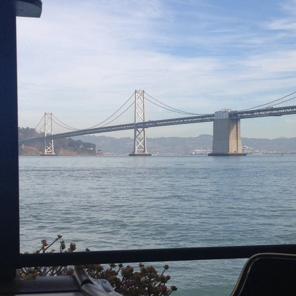 รูปภาพถ่ายที่ Sinbad&#39;s Pier2 Restaurant โดย Bill S. เมื่อ 10/22/2014