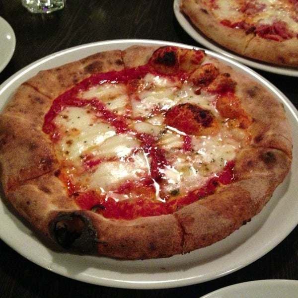 รูปภาพถ่ายที่ Benchmark Pizzeria โดย Julianne C. เมื่อ 1/22/2013