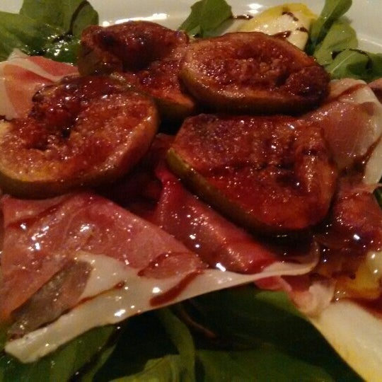 Tive a oportunidade de voltar e mudei minha opinião 😅 Jantei uma maravilhosa salada de Parma com figo, tão boa que tive que reproduzi-la em casa :)