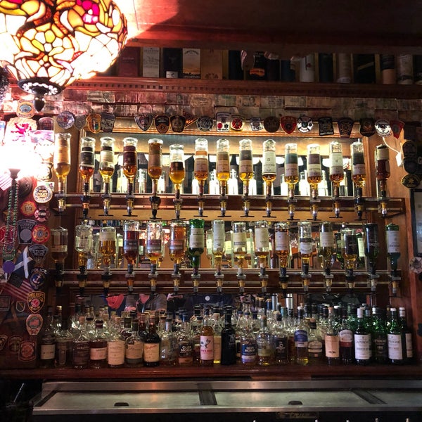 Foto tomada en Molly Macpherson&#39;s Scottish Pub &amp; Grill  por Michael W. el 1/13/2018