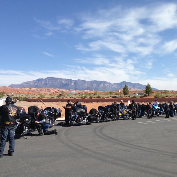 รูปภาพถ่ายที่ Zion Harley Davidson โดย Rob V. เมื่อ 5/4/2013
