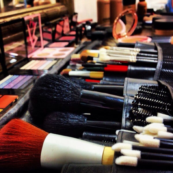 Das Foto wurde bei Erhan Delen &amp; Volkan Taşcı Hair&amp;Make Up Studio von Can D. am 10/29/2013 aufgenommen