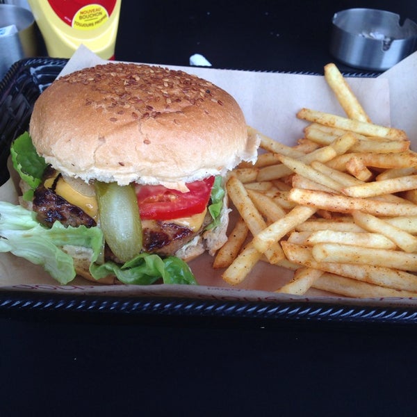 รูปภาพถ่ายที่ Fess Burger โดย Tees เมื่อ 5/6/2014