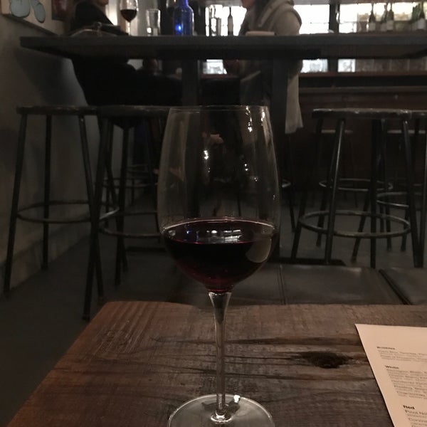 รูปภาพถ่ายที่ Yield Wine Bar โดย Jennifer D. เมื่อ 3/4/2018