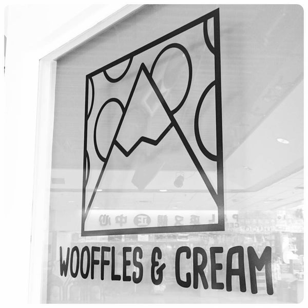 รูปภาพถ่ายที่ Wooffles &amp; Cream โดย wooffles and cream M. เมื่อ 7/6/2015