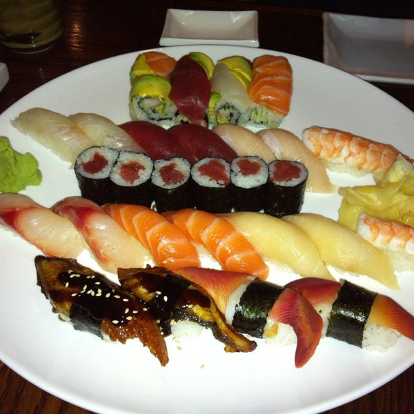 รูปภาพถ่ายที่ SoHo Sushi โดย Kristel W. เมื่อ 7/30/2013