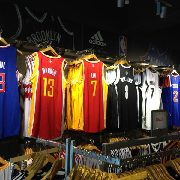 2/24/2013 tarihinde Саша Б.ziyaretçi tarafından NBA Store'de çekilen fotoğraf