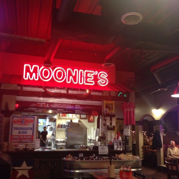 Снимок сделан в Moonie&#39;s Texas Barbeque пользователем Eddie S. 11/13/2013
