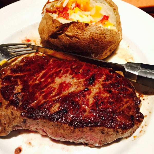 Foto diambil di LongHorn Steakhouse oleh Janie A. pada 8/1/2015.