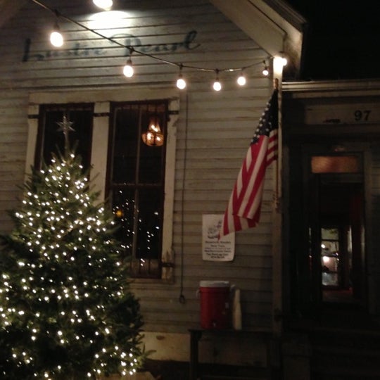 12/17/2012 tarihinde Kristen Sargent G.ziyaretçi tarafından Lustre Pearl Bar'de çekilen fotoğraf
