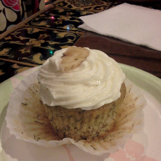 Снимок сделан в Sweety Pies Bakery * Cakery * Cafe пользователем Danya M. 12/1/2012