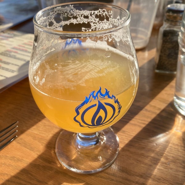 Foto scattata a Blaze Craft Beer and Wood Fired Flavors da Chris V. il 5/18/2021