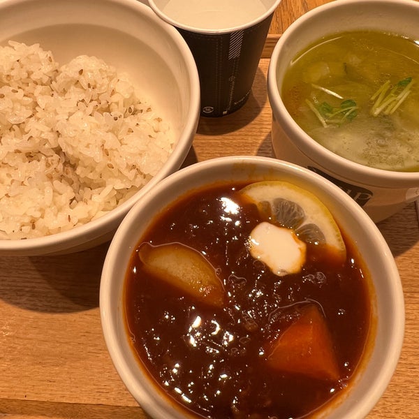 Горячие супы в ресторане. Суп с красной рыбой токио сити. Мисо суп с лососем. Мисо суп токио. Мисо суп токио сити.