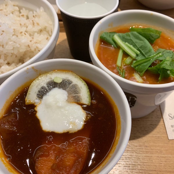 Токио суп. Горячие супы в ресторане. Мисо бульон, лосось, водоросли, грибы. Токио сити кимчи. Miso под.