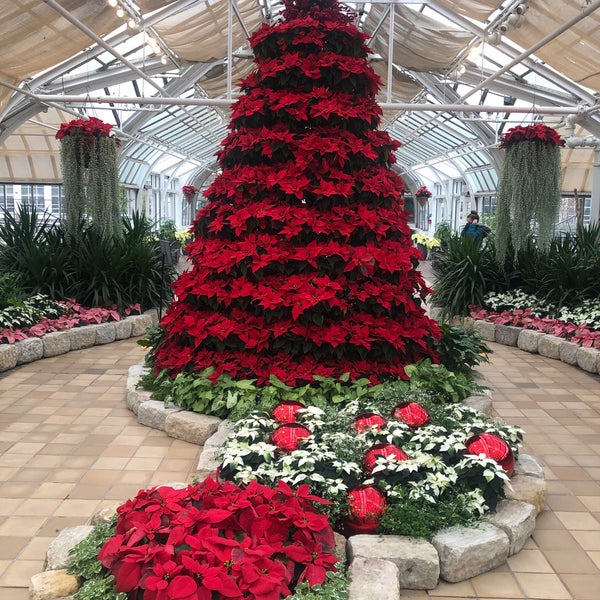 Foto diambil di Franklin Park Conservatory and Botanical Gardens oleh Les R. pada 12/20/2020