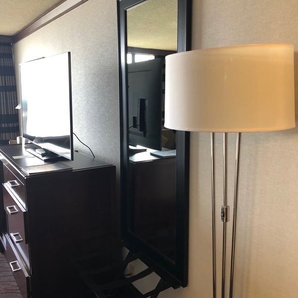 Foto diambil di DoubleTree by Hilton Hotel Cleveland Downtown - Lakeside oleh Les R. pada 11/8/2019