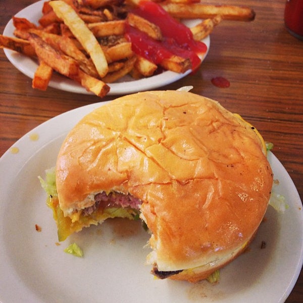 Снимок сделан в Brownie&#39;s Hamburger Stand пользователем Mike D. 5/9/2013