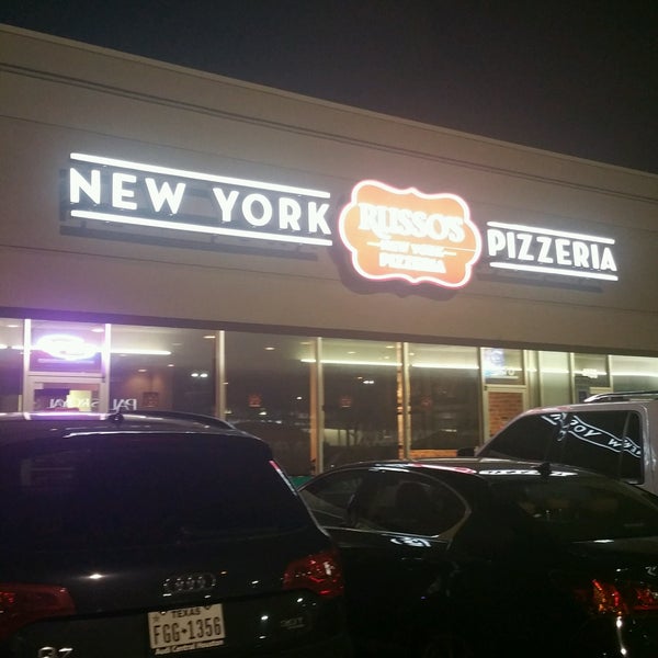 Foto tirada no(a) Russo&#39;s New York Pizzeria por Brett C. em 12/26/2016