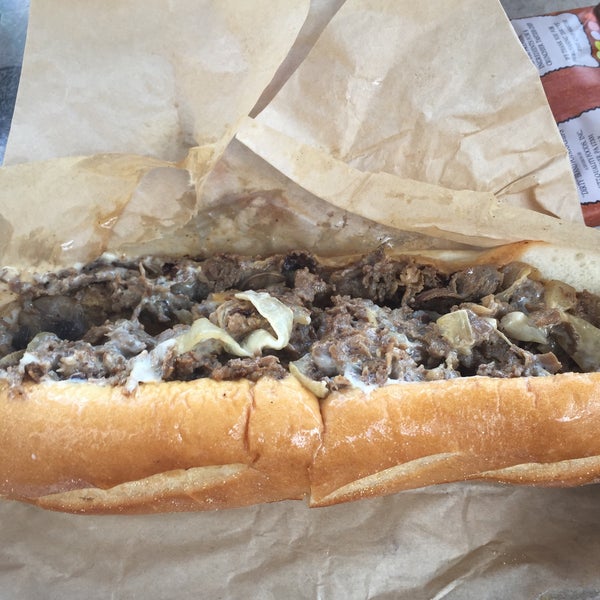 Foto scattata a Woody&#39;s Famous CheeseSteaks da Becky D. il 7/30/2015