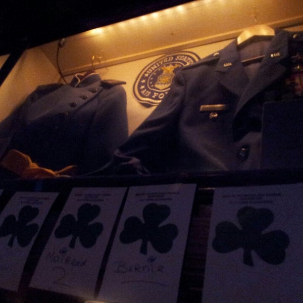 รูปภาพถ่ายที่ Ireland&#39;s Own Pub โดย Jeff C. เมื่อ 2/18/2013