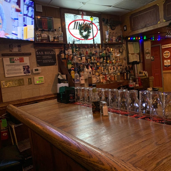 Снимок сделан в Jimmy&#39;s Old Town Tavern пользователем W. R. L. S. 12/24/2018