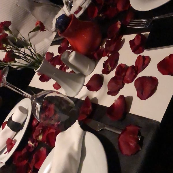 Foto tomada en Peninsula Teras Restaurant  por Ekin Ö. el 3/31/2019
