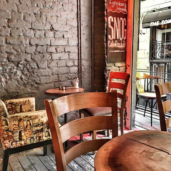 Foto tirada no(a) SNOG Cafe&amp;Preclub por Onur Ö. em 10/17/2016