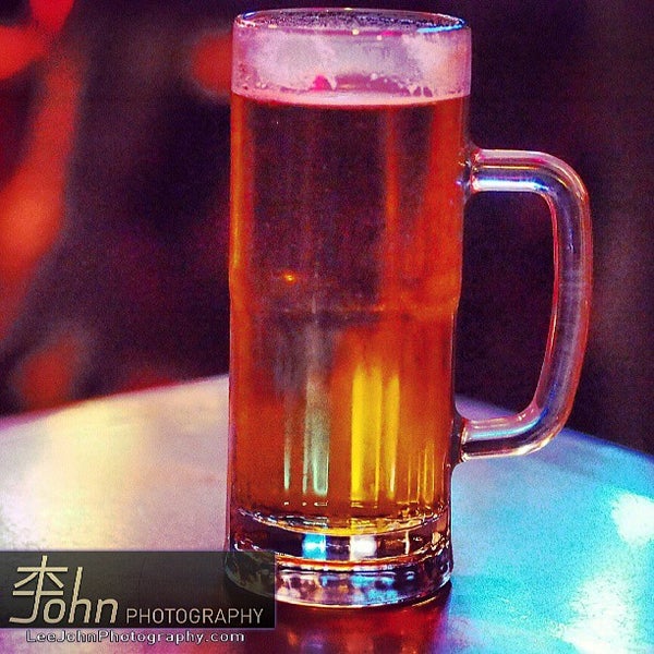 Foto diambil di Pour House Bar &amp; Grill oleh John L. pada 5/26/2013