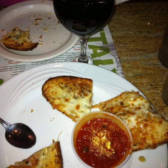 Photo taken at Porto Bello Pizza and Restaurant by Diana L. on 11/4/2012