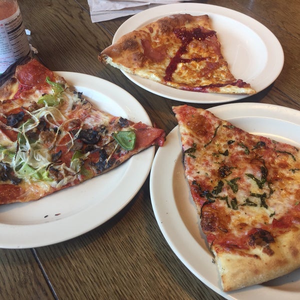 8/10/2017 tarihinde Kyung L.ziyaretçi tarafından Regents Pizzeria'de çekilen fotoğraf