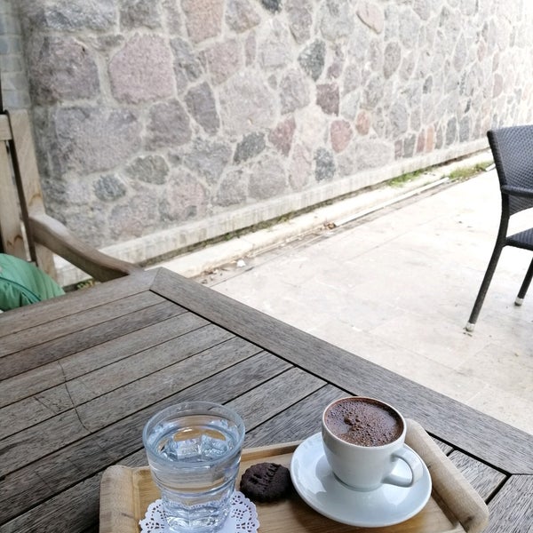 Снимок сделан в Bi Mekan Coffee &amp; Bakery пользователем Çağrı Y. 11/14/2021