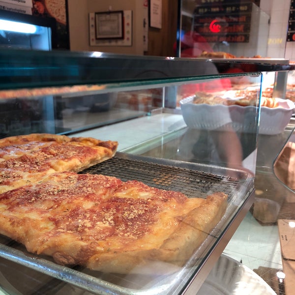 Снимок сделан в Solo Pizza NYC пользователем Nadim J. 3/25/2018