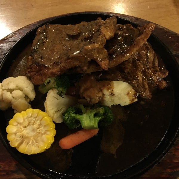 Foto tomada en The Cave Grill Restaurant &amp; Cafe  por あざはりさん .. el 3/12/2017