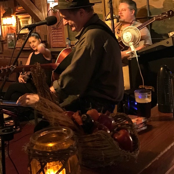 Foto scattata a The Field Irish Pub &amp; Eatery da Wayne A. il 6/10/2018