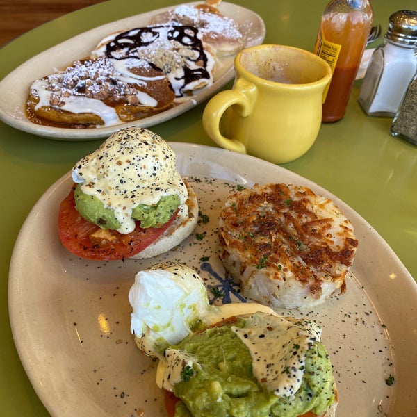 Photo taken at Snooze, an A.M. Eatery by Muath on 12/21/2021