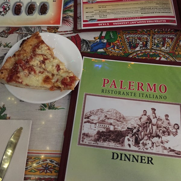 Снимок сделан в Palermo Italian Restaurant пользователем MARiCEL 12/12/2014