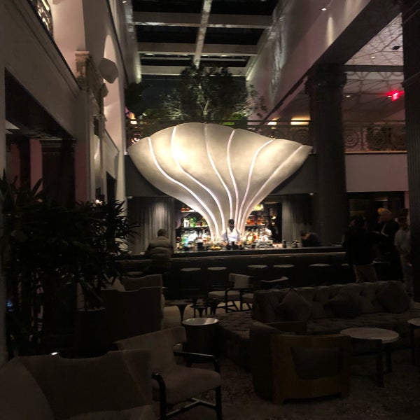 Das Foto wurde bei The Mayfair Hotel Los Angeles von MARiCEL am 2/28/2019 aufgenommen
